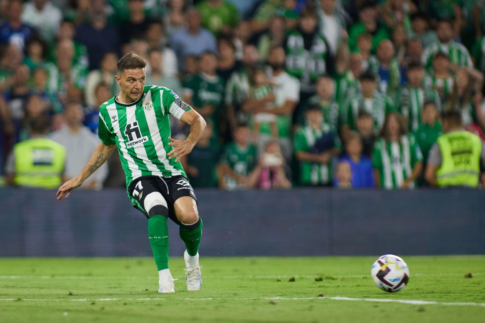 Joaquín, en el momento del pase atrás a Borja Iglesias para el 3-1 ante el Rayo.
