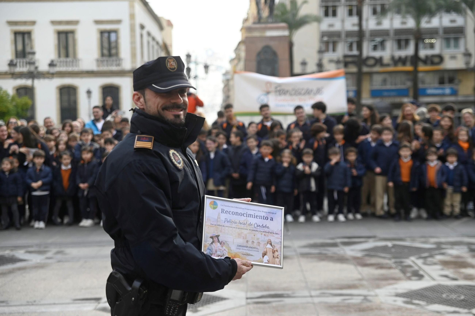El reconocimiento del colegio Divina Pastora a los colectivos que protegen a los demás, en imágenes