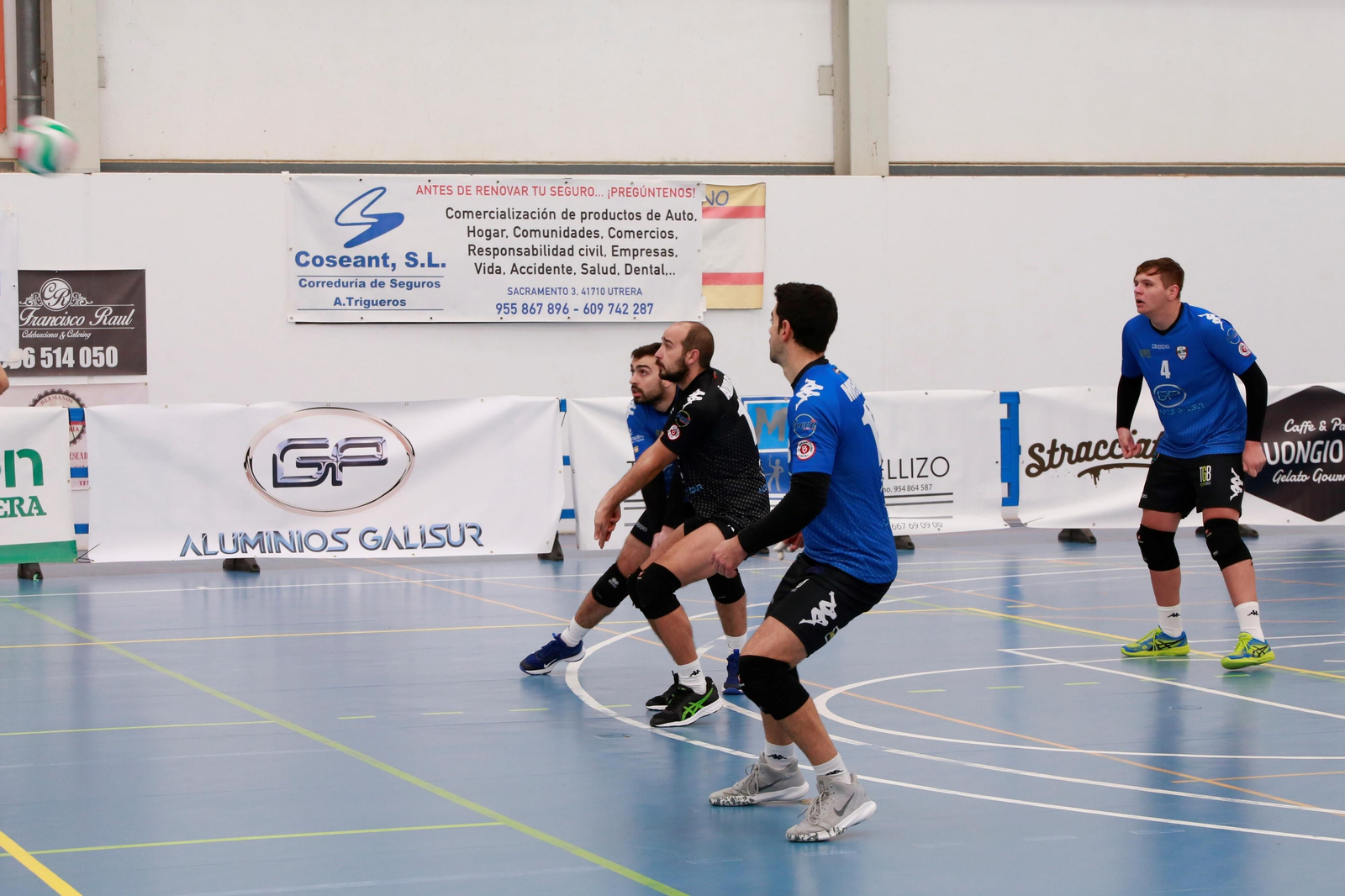 Los jugadores del Aluminios Galisur controlan una recepción en un saque.