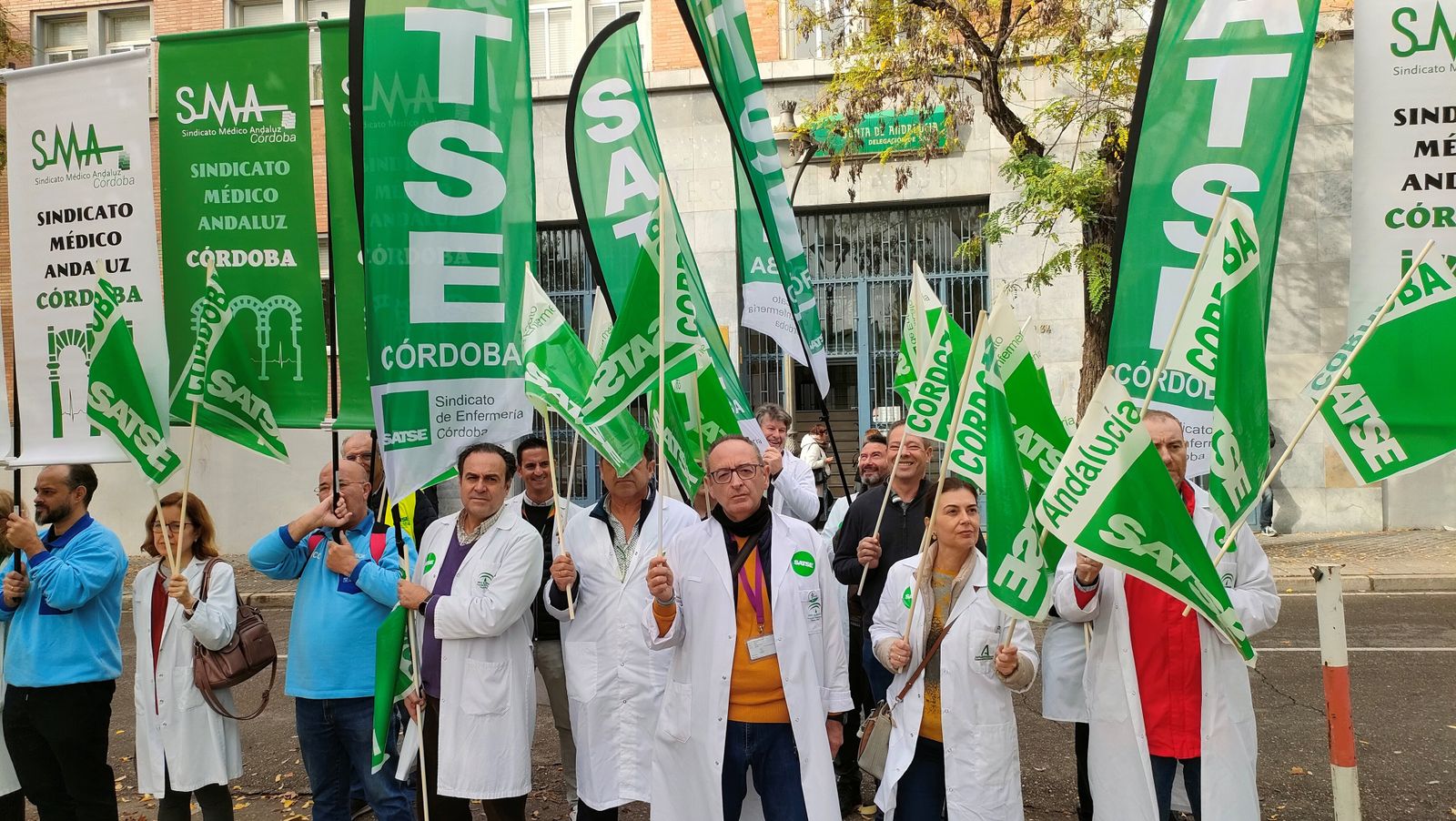 Protesta de los sindicatos Satse y SMA ante la Delegación de Salud de Córdoba.