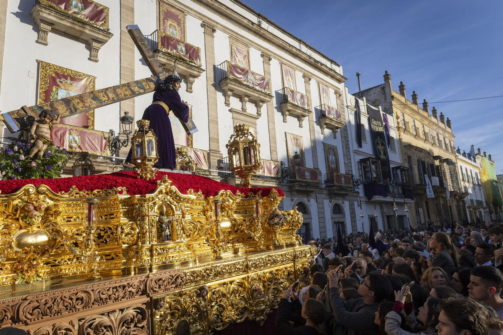 Las imágenes de la salida del Nazareno en El Puerto en la Semana Santa de 2025
