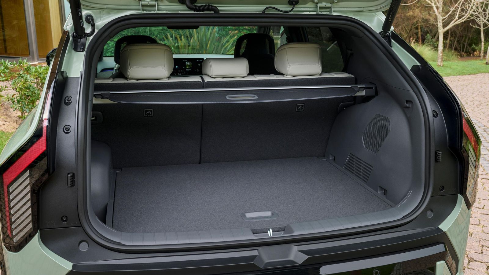El maletero ofrece un volumen razonable incluso con el suelo en la posición más alta, pero también algunos detalles llamativos, como que el ocultaequipajes no está pegado a los respaldos o que ese suelo no enrasa con el plano de carga.