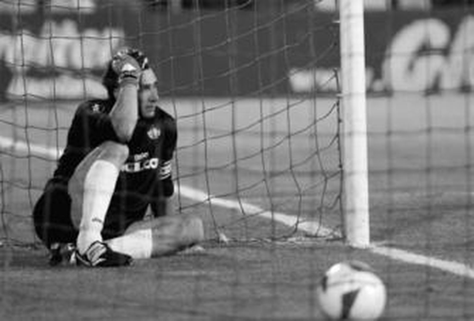 Abbondanzieri se lamenta de la portería tras el tercer tanto de Luca Toni.