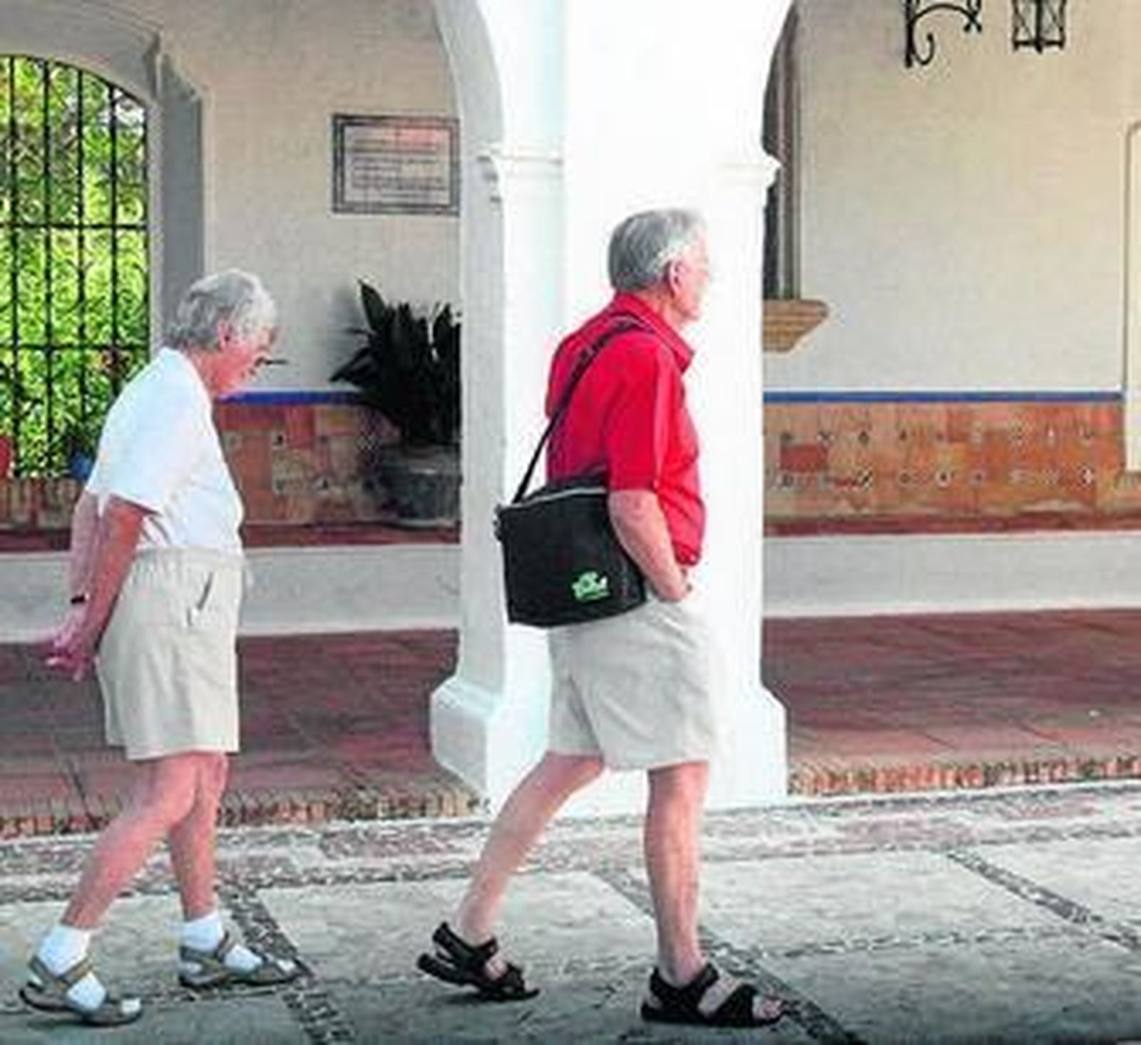 Turistas pasean por Huelva.