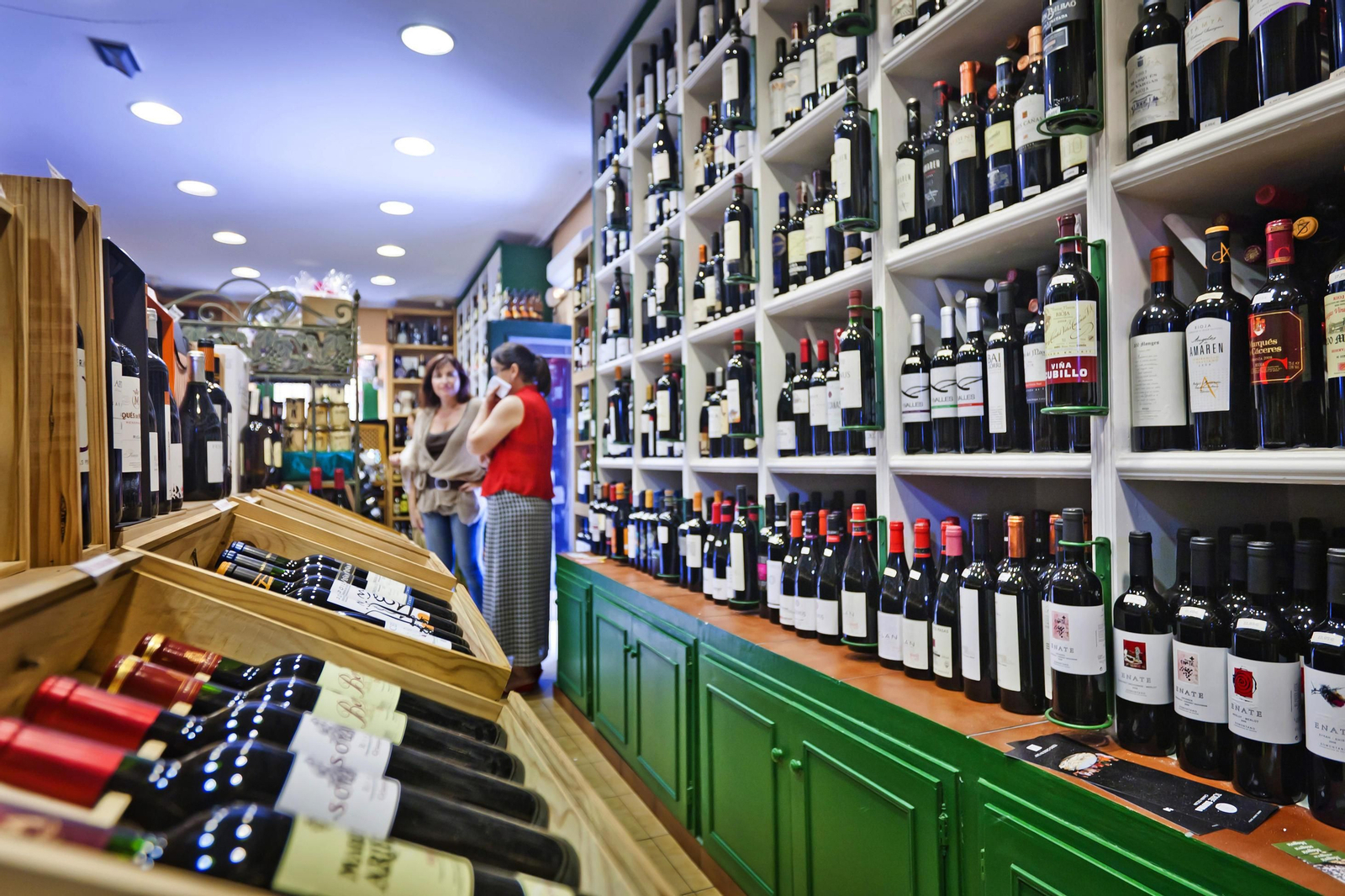 Vista interior de la tienda de vinos Magerit, situada en la Alameda Apodaca.