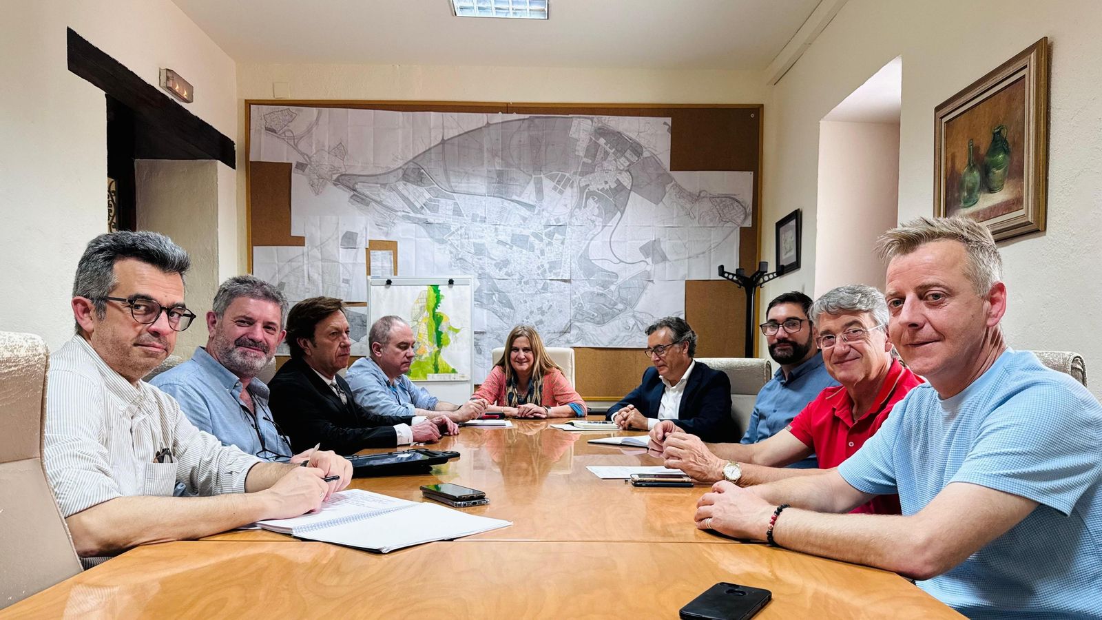 Reunión entre representantes municipales y el grupo Alvores. Reunión entre representantes municipales y el grupo Alvores.
