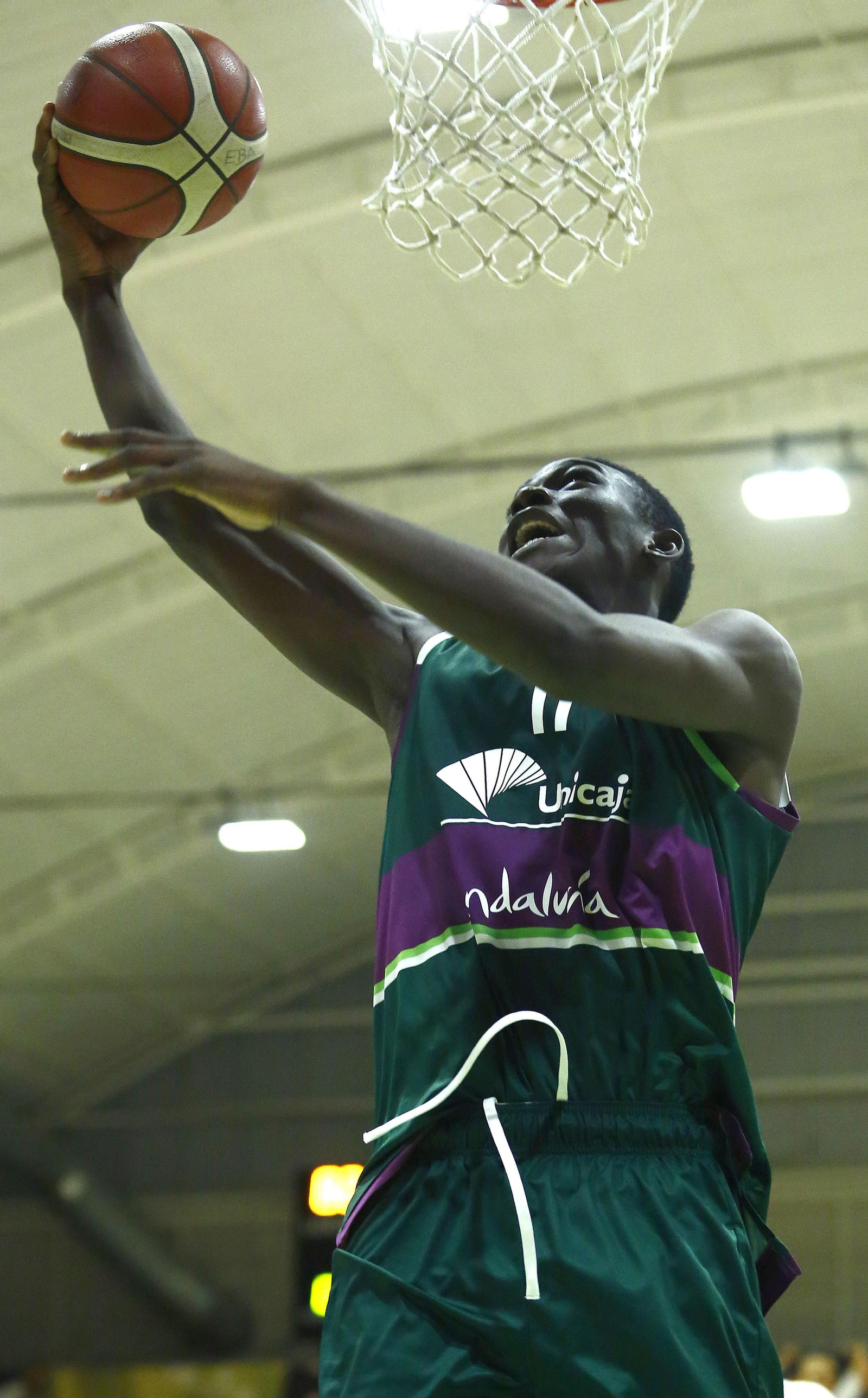 El Unicaja de Liga EBA vence el derbi ante el Colegio El Pinar