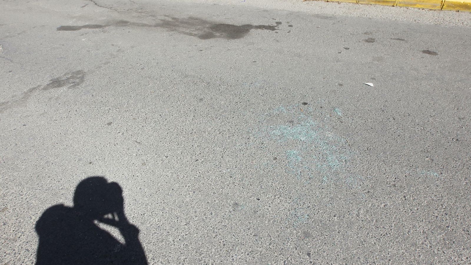 Cristales en el suelo en el lugar en el que los agentes han interceptado el coche de Ana María.