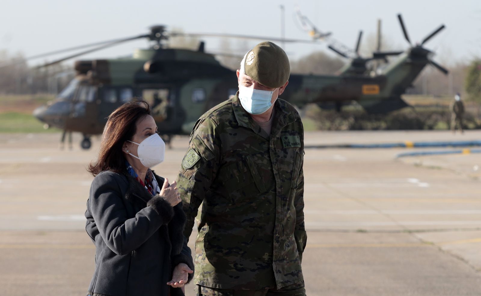La visita de Margarita Robles a la Base del Copero en imágenes