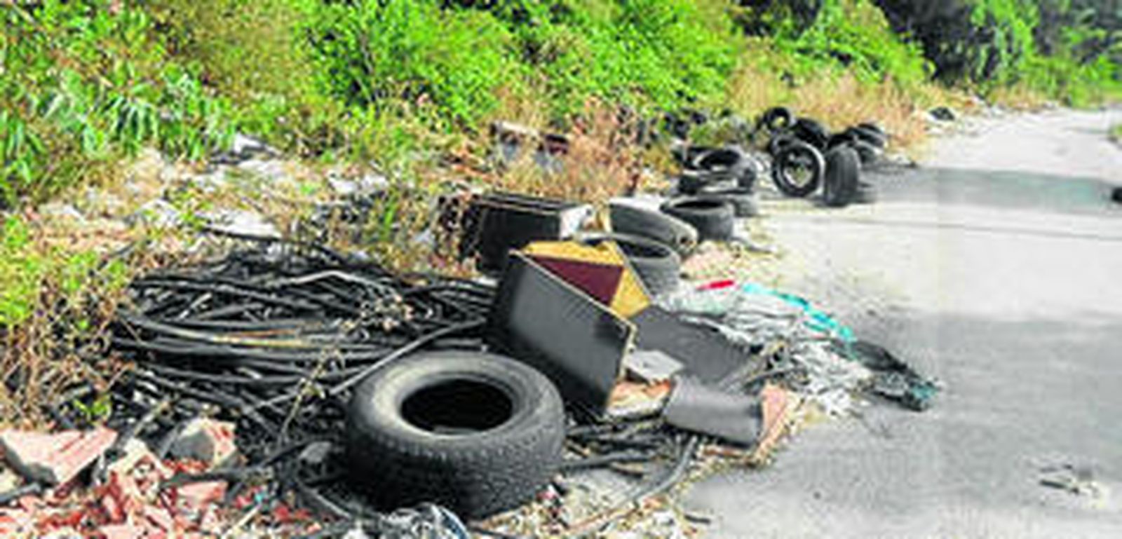 Imagen de los neumáticos abandonados en la calle Escritora Emilia Daner.