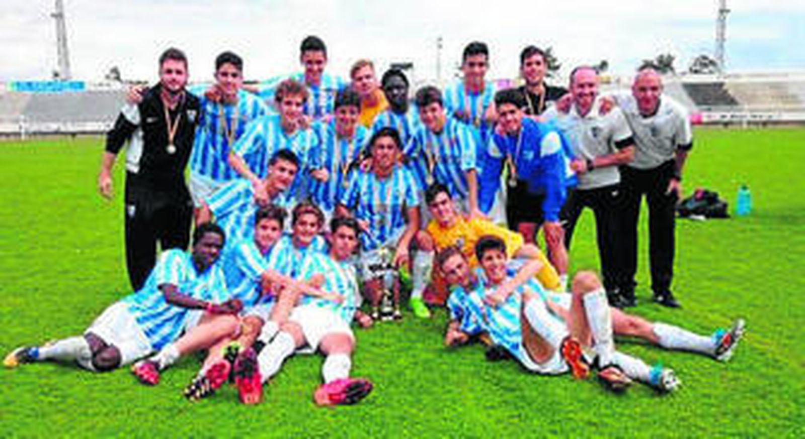 1. El juvenil de Ruano celebra el título tras vencer al Atlético de Madrid en la final 2. El Cadete A celebra la Copa Sa Pobla. 3. Pablo Fornals, MVP del Torneo MIC.