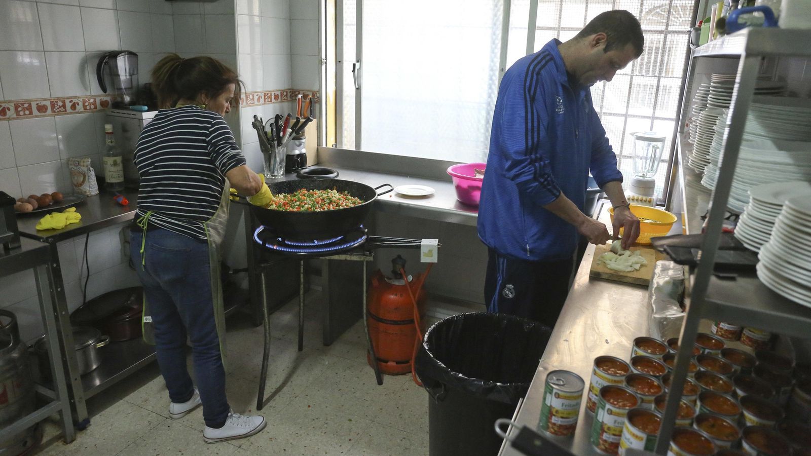 Isabel y un colaborador preparan el almuerzo.