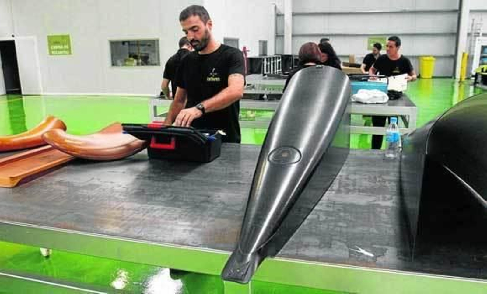 Trabajadores en la planta de Carbures junto al aeropuerto de Jerez. /Pascual