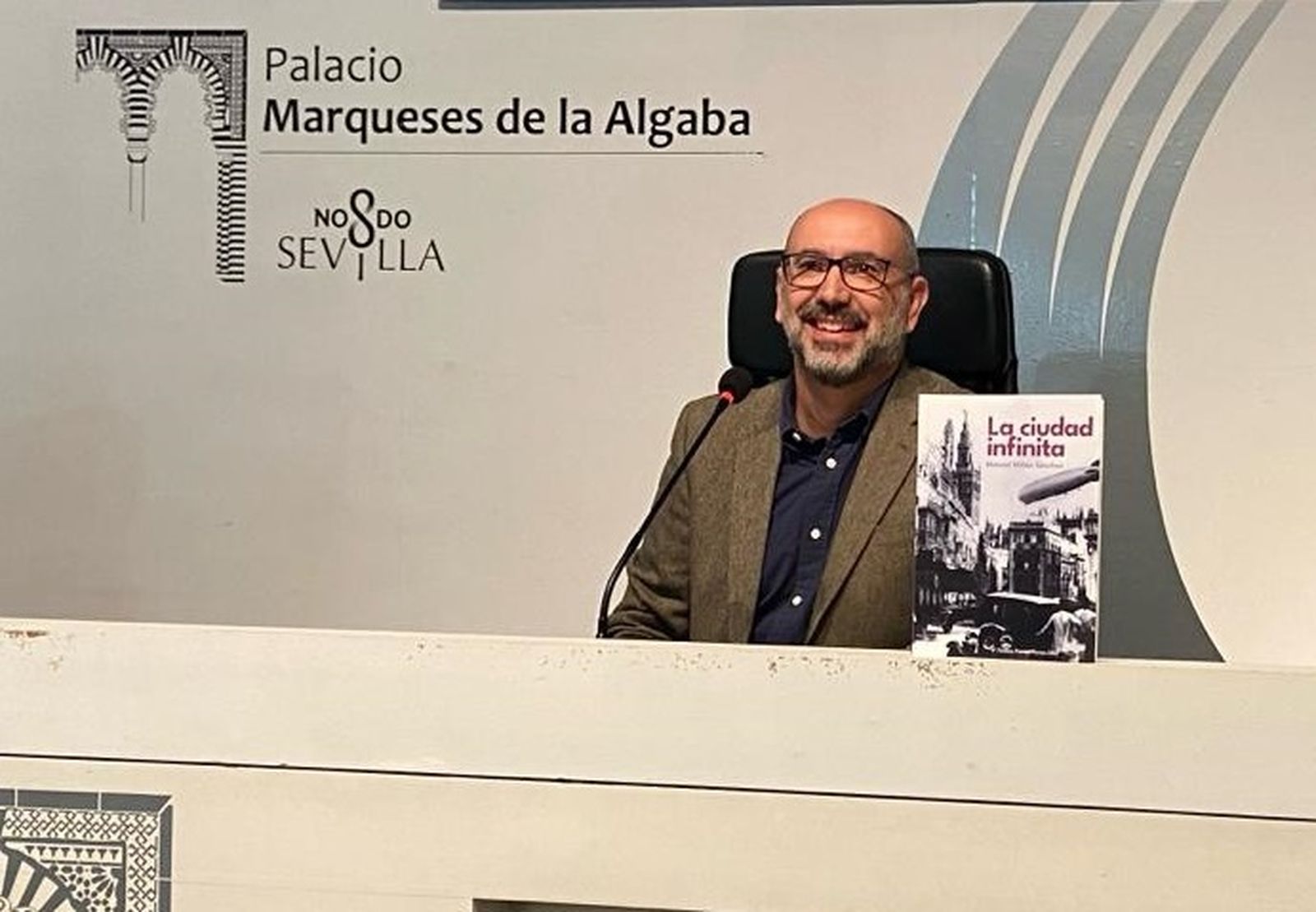 Manuel Millán con su novela 'La ciudad infinita', en la presentación en Sevilla.