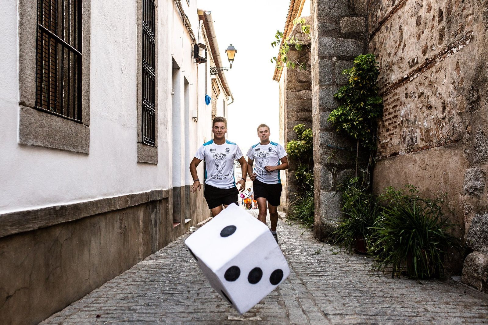 Participantes en una edición pasada del Gran Juego de la Oca de Dos Torres.