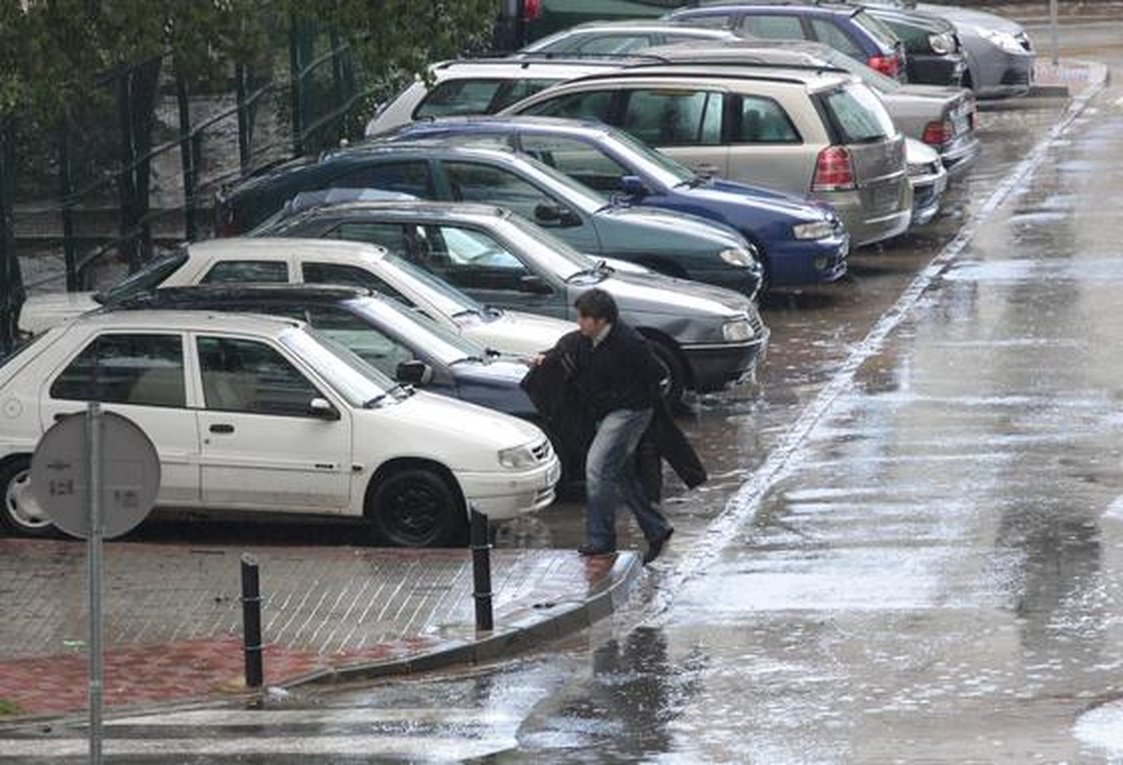 un hombre se coloca el abrigo mientras se apresura en llegar a su destino.

Foto: J. C. Vázquez, B. Vargas y A. Pizarro