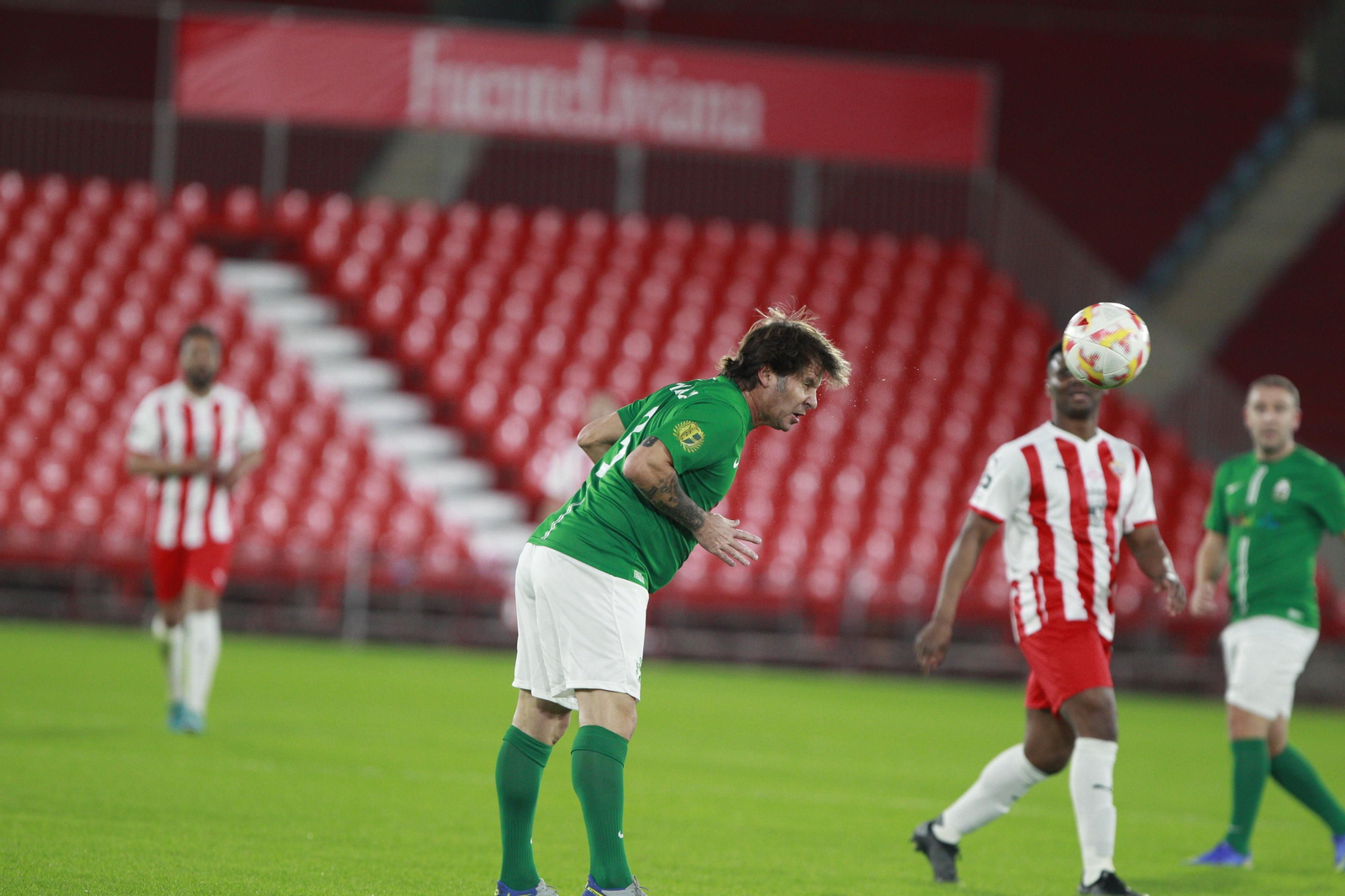 Imágenes del partido homenaje al 'eterno' capitán de la U.D. Almería, José Ortiz