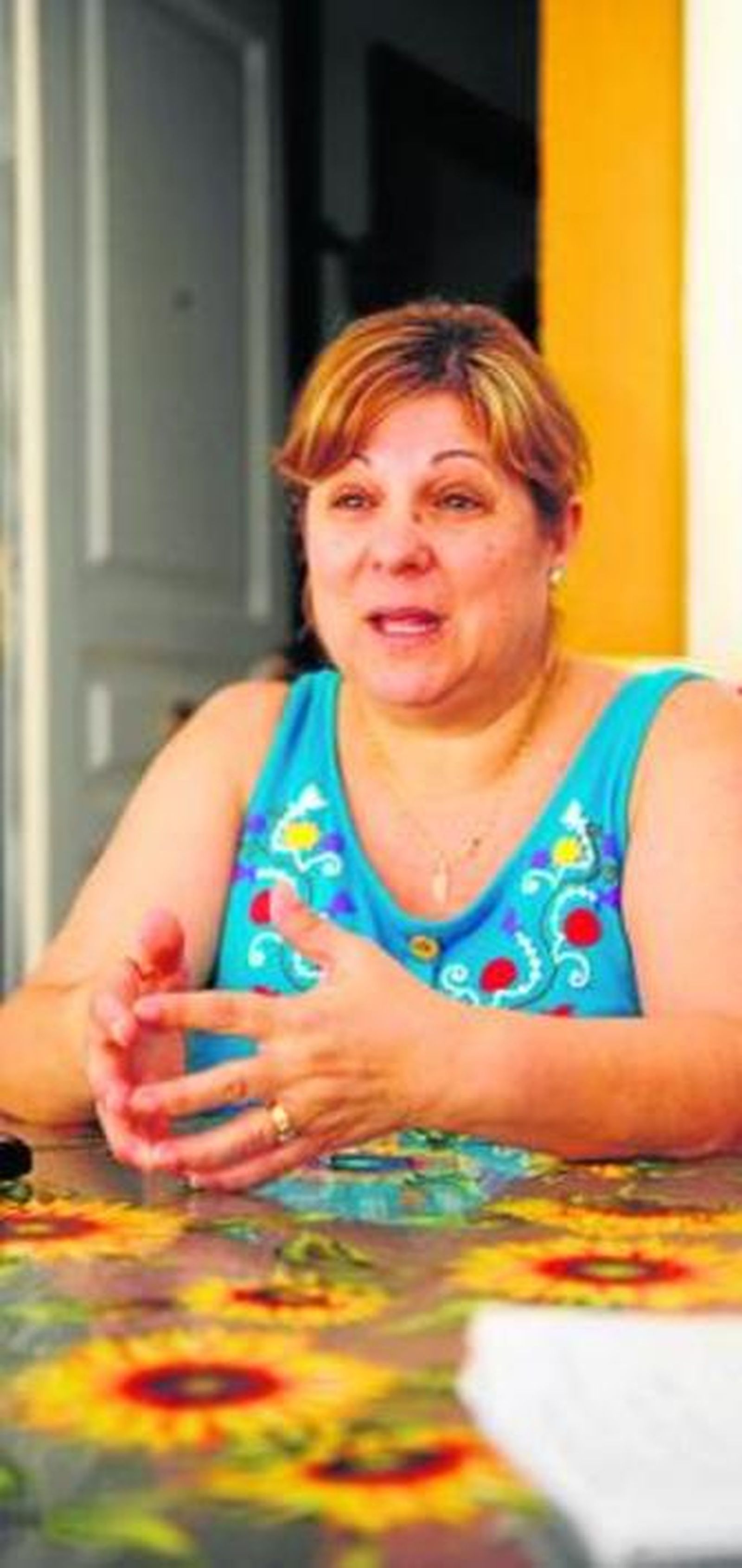 Manuela Oneto, ayer, en el porche de su casa.