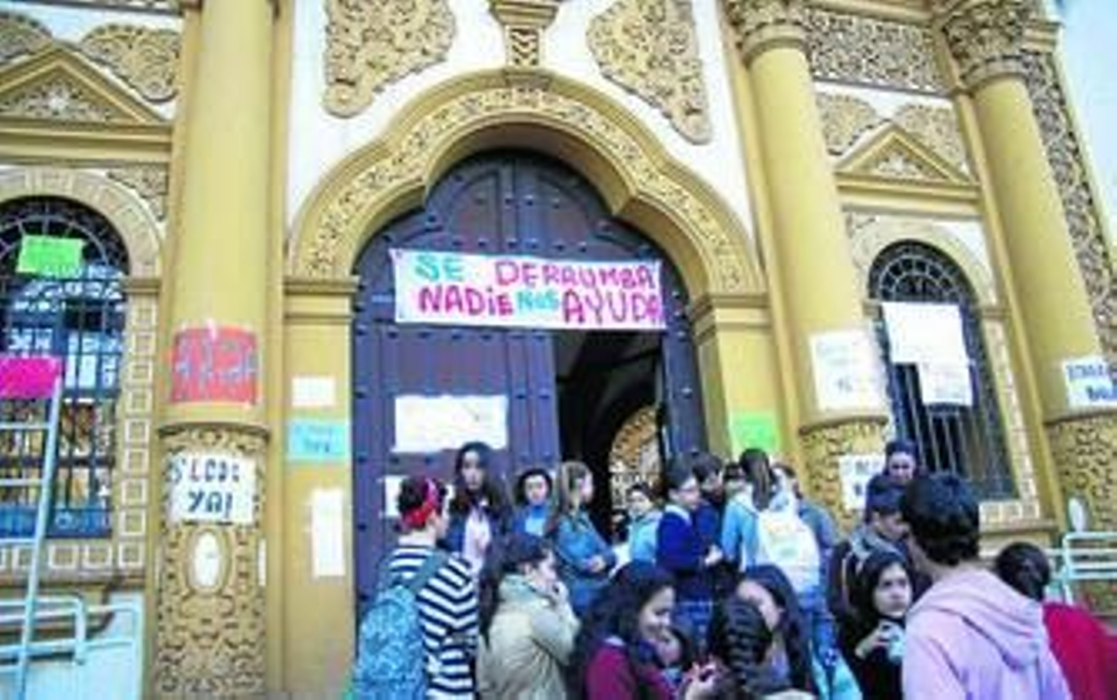 Protesta secundada ayer por los alumnos del Conservatorio Profesional de Danza en su sede.