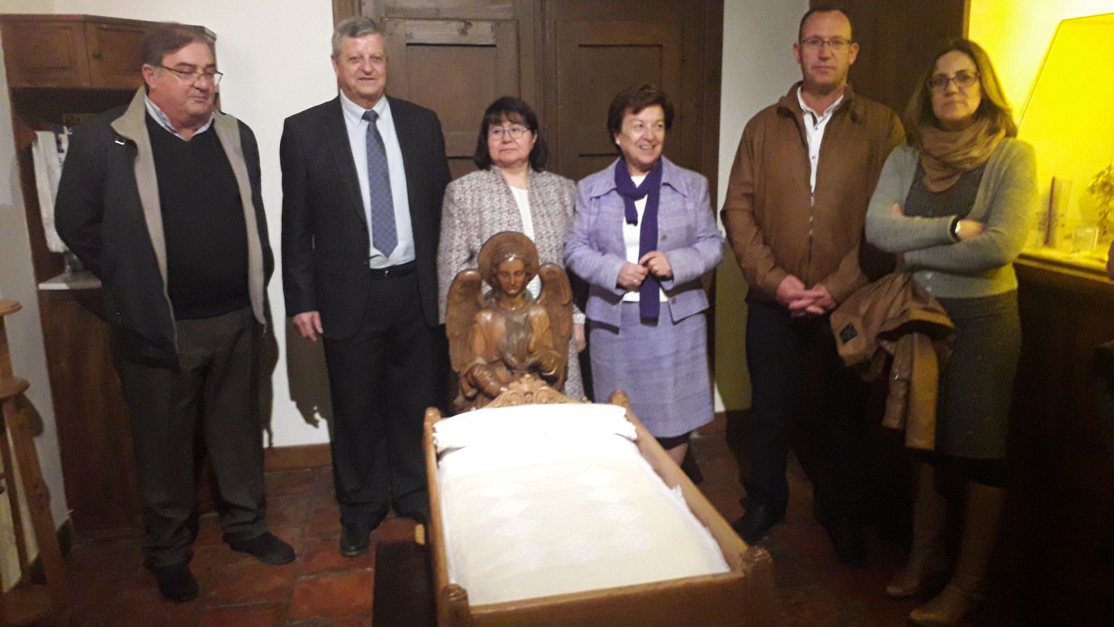 Miguel Martínez-Carlón, alcalde y Miryam Ávila Superiora General,Margarita Guitierrez, Ecónoma y equipo de gobierno delante de la cuna de nacimiento de la Beata Dolores R. Sopeña-