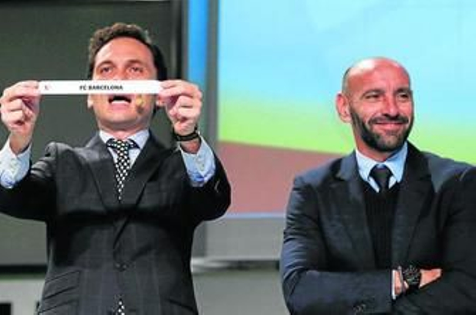 Monchi sonríe después de haber sacado las bolas de Athletic y Barcelona -en la imagen-, justo antes de conocer el cruce del Sevilla.