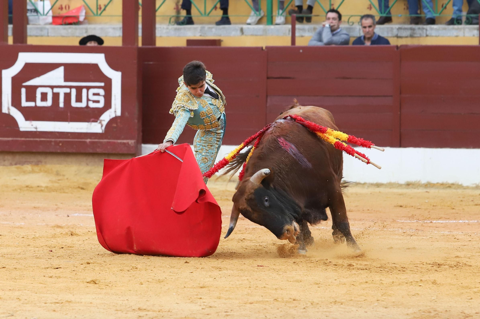 Imágenes de la novillada previa a la Semana Santa en la plaza de toros de La Línea