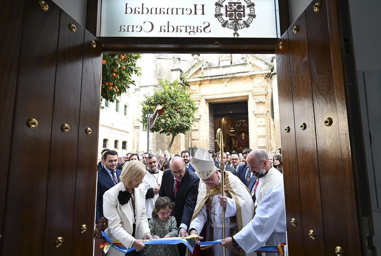 María José García-Pelayo, Manuel Muñoz Natera, José Rico Pavés y demás asistentes a la inauguración de la nueva casa de la Hermandad de la Cena