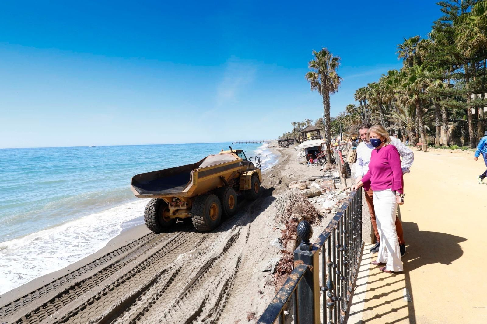 La alcaldesa de Marbella, Ángeles Muñoz, en los trabajos de acondicionamiento de la playa.