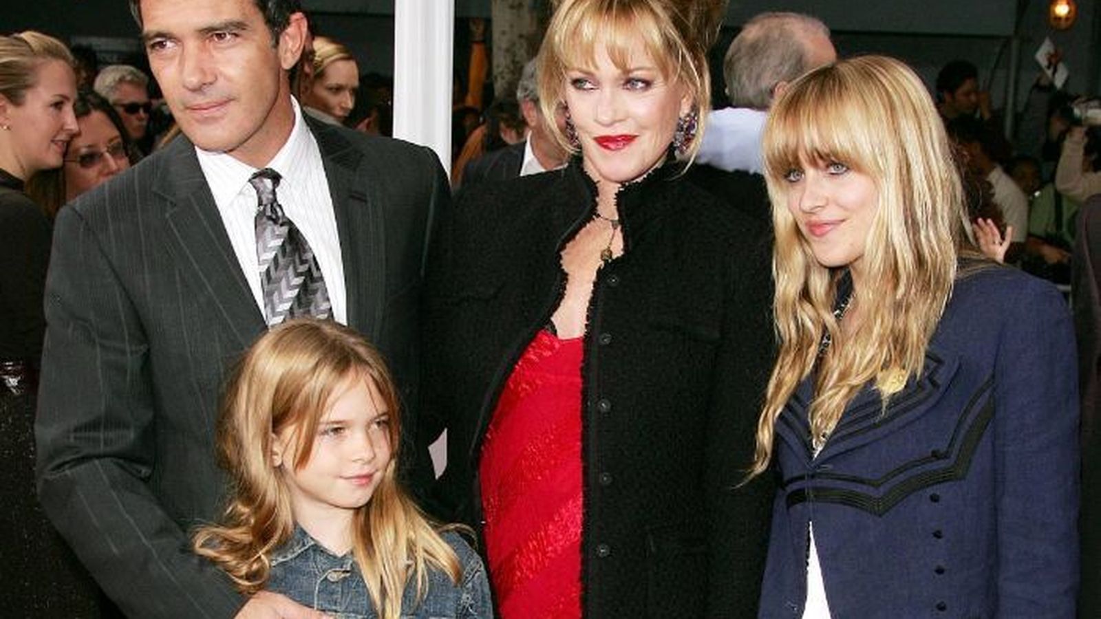 El actor, con Melanie Grifith, su hija Stella del Carmen de niña, y Dakota Johnson.