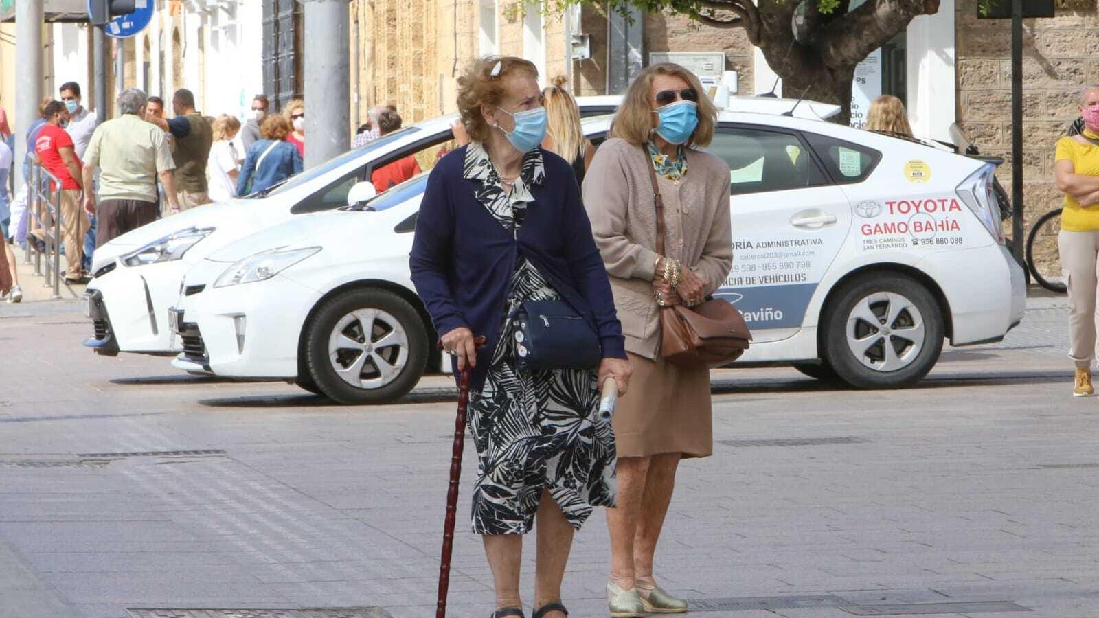 Paseos de mayores por el centro de la ciudad, ya sin horarios.