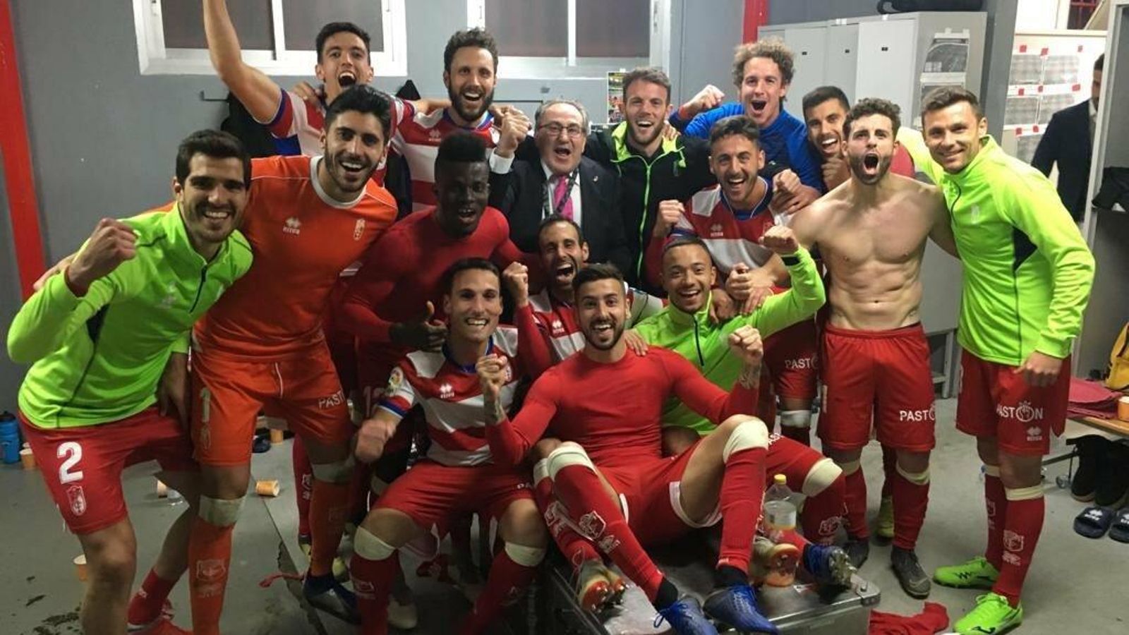 Los jugadores celebraron el triunfo en los vestuarios a lo grande.