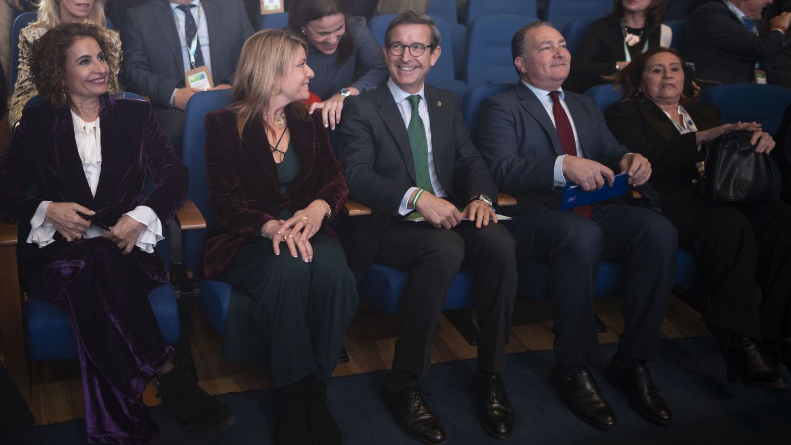 Montero y Paradela, separados por la alcaldesa de Huelva, en la clausura del Congreso Nacional de Hidrógeno Verde.
