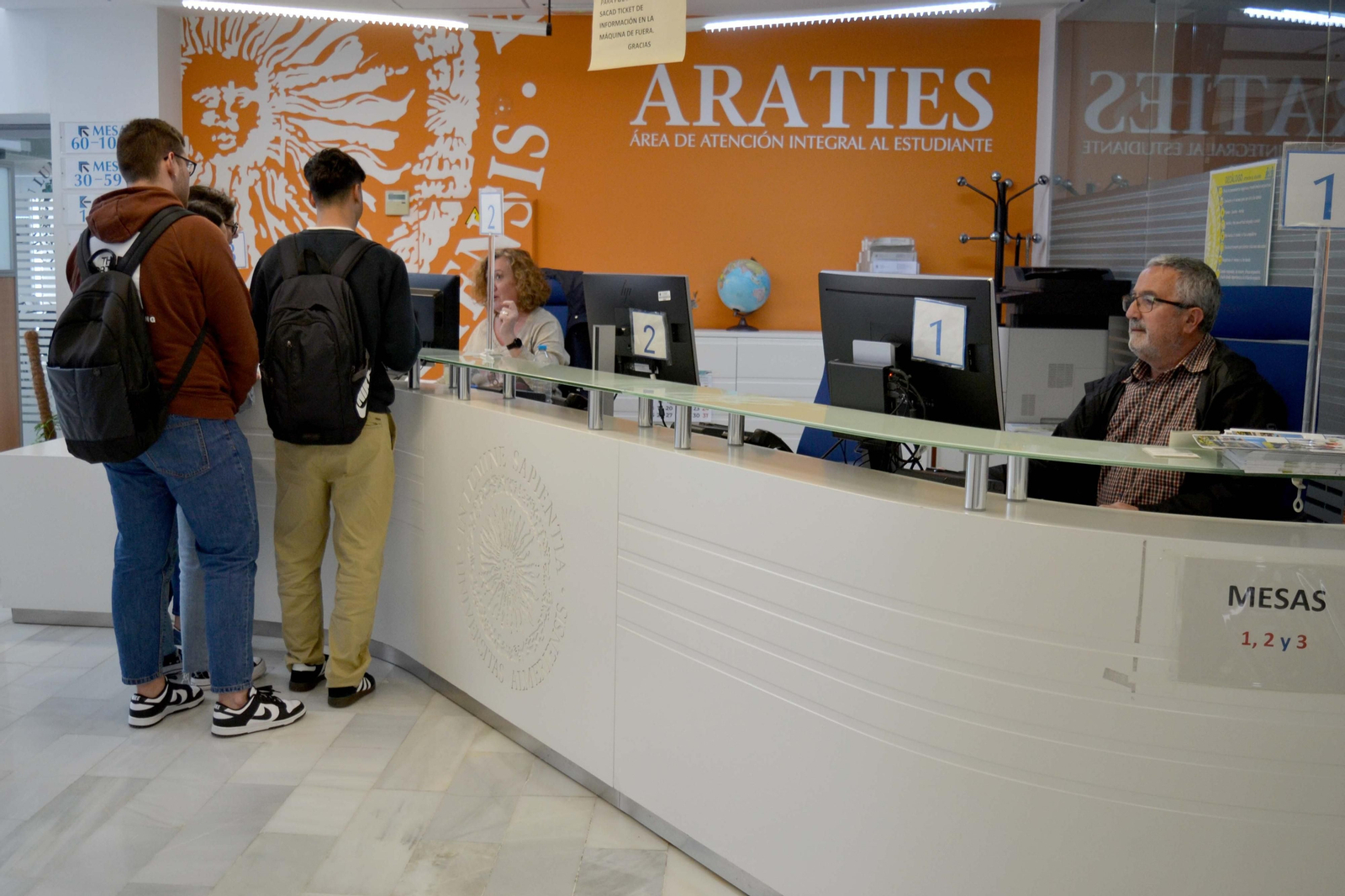 Personal PTGAS en el Área de Atención al Estudiante. Personal PTGAS en el Área de Atención al Estudiante.