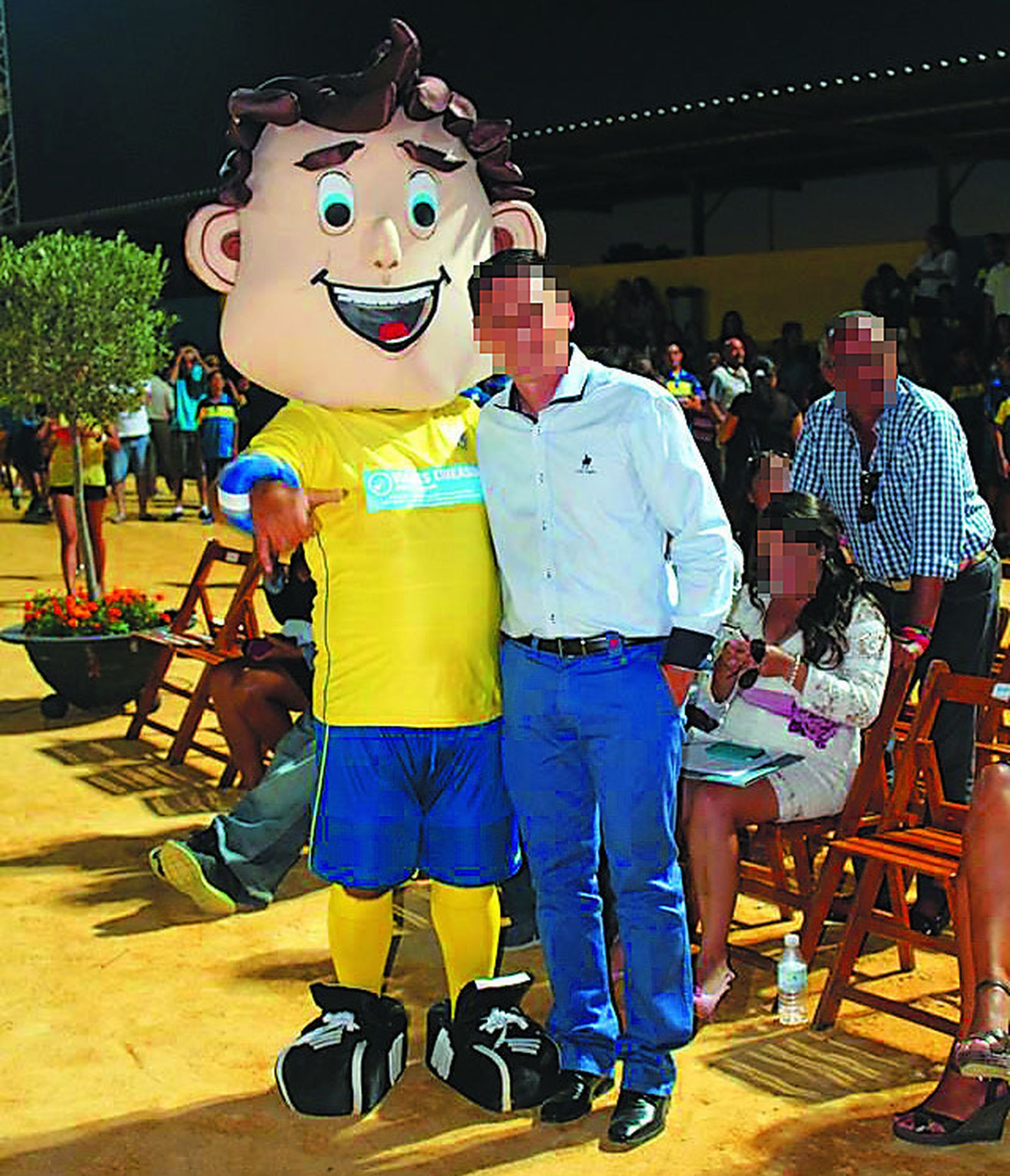 R. C. V., junto a la mascota del Atlético Zabal Linense.