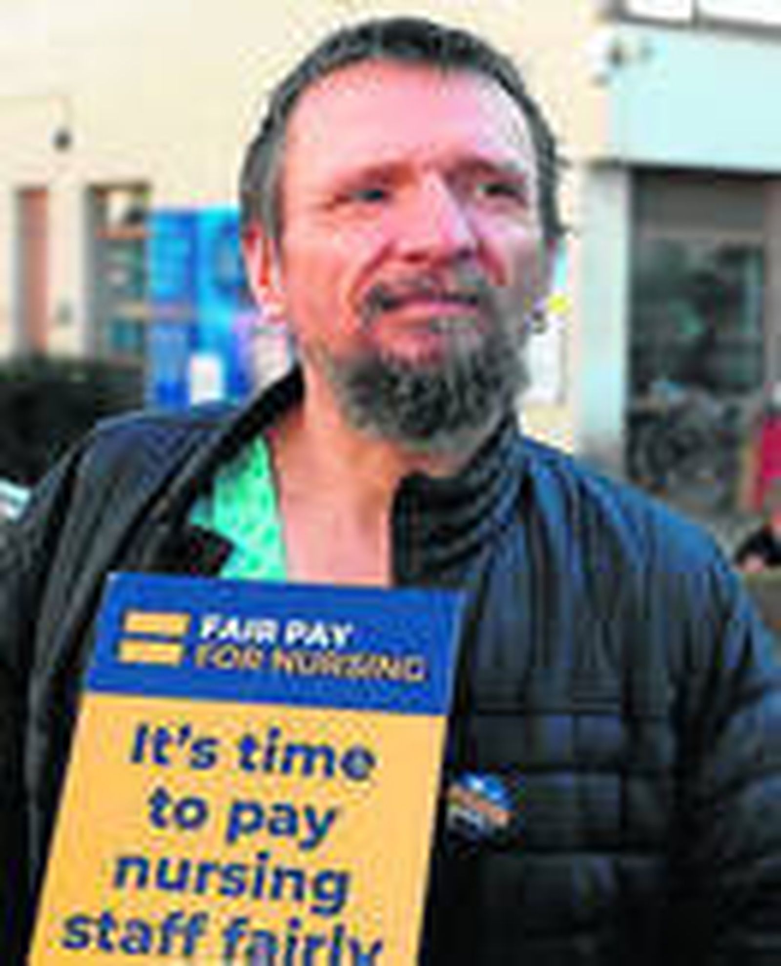 Un enfermero protesta en Londres.