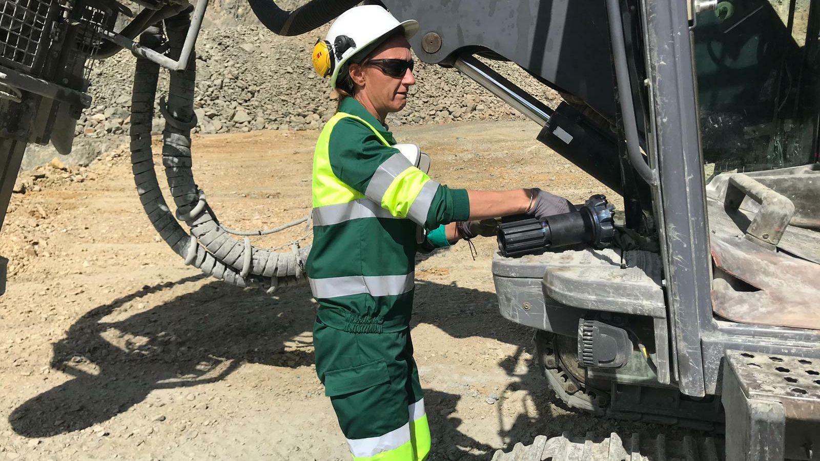 Inmaculada Escobar, delante del vehículo con el que trabaja