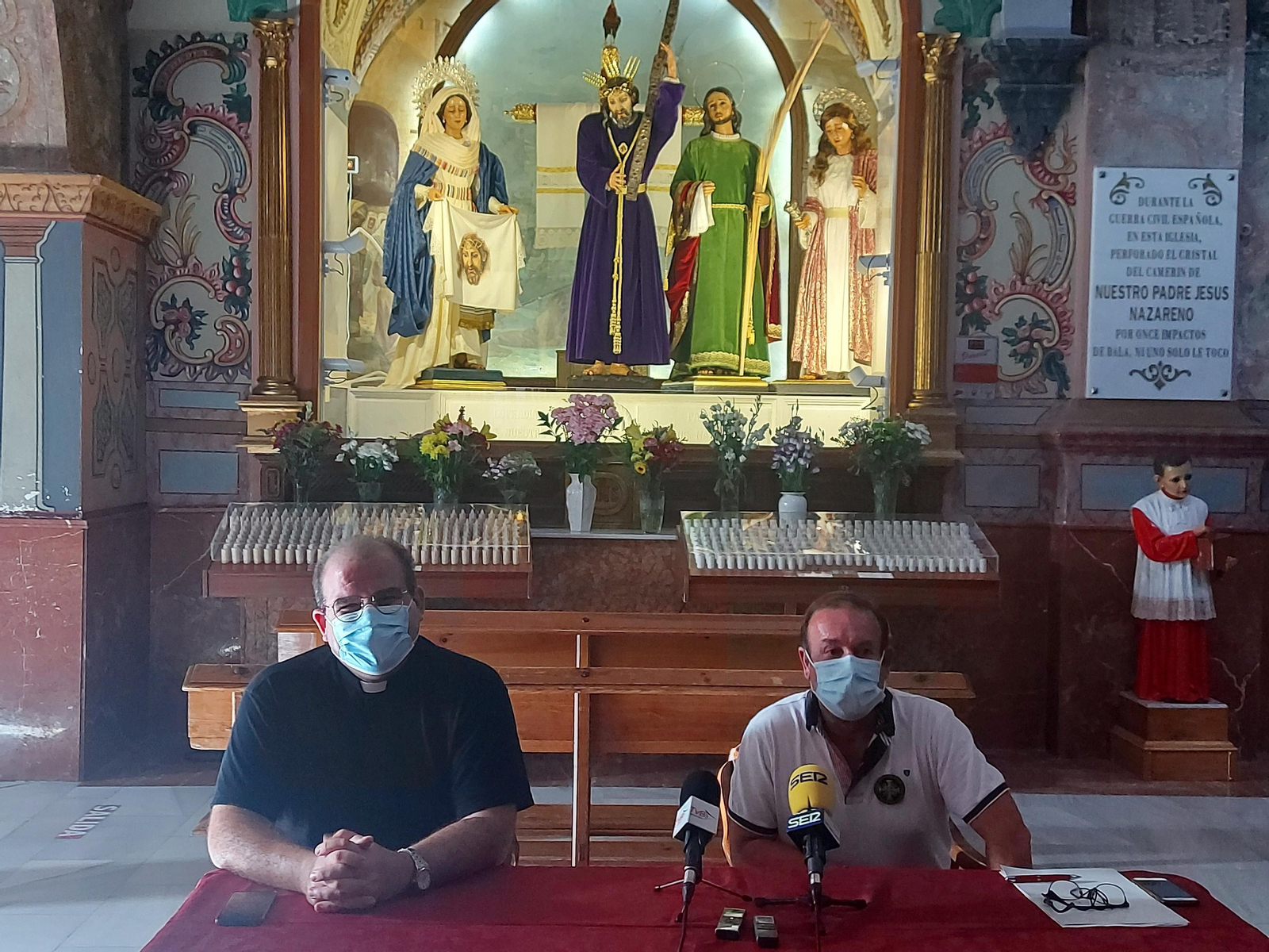 Juan Laguna y Javier Valbuena, ante la imagen del Nazareno.