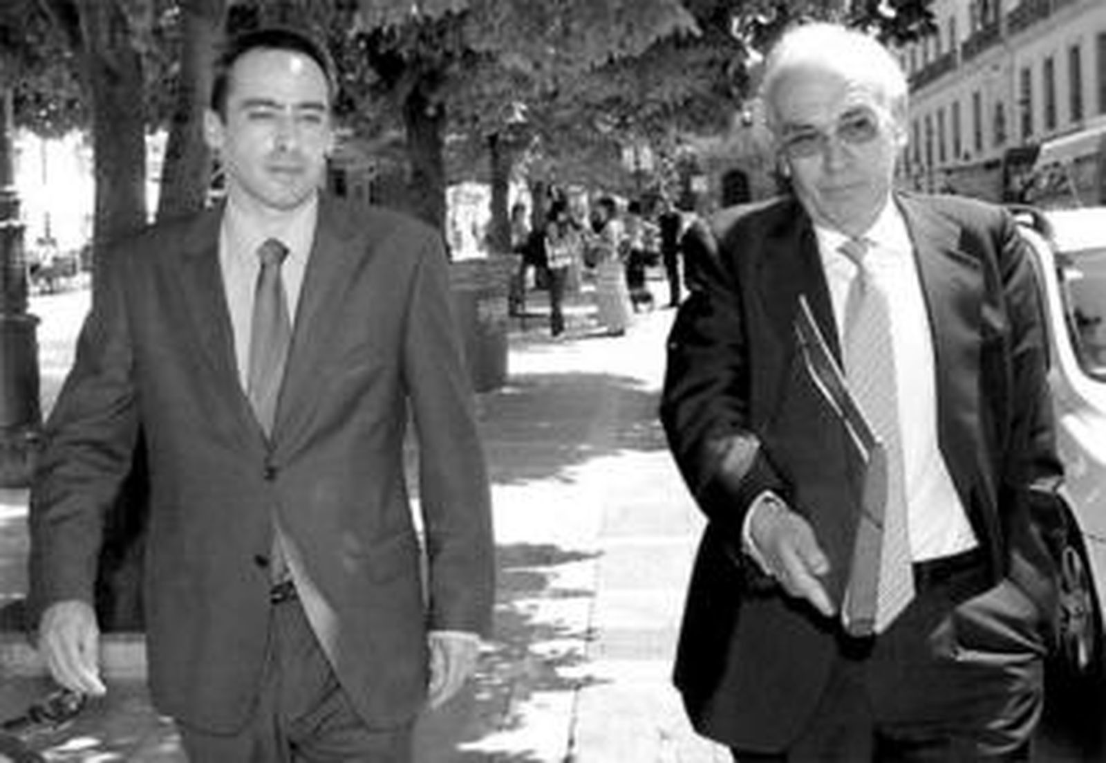 El juez Francisco Javier de Urquía, a la izquierda, con su abogado, el pasado mes de julio a la salida del TSJA.