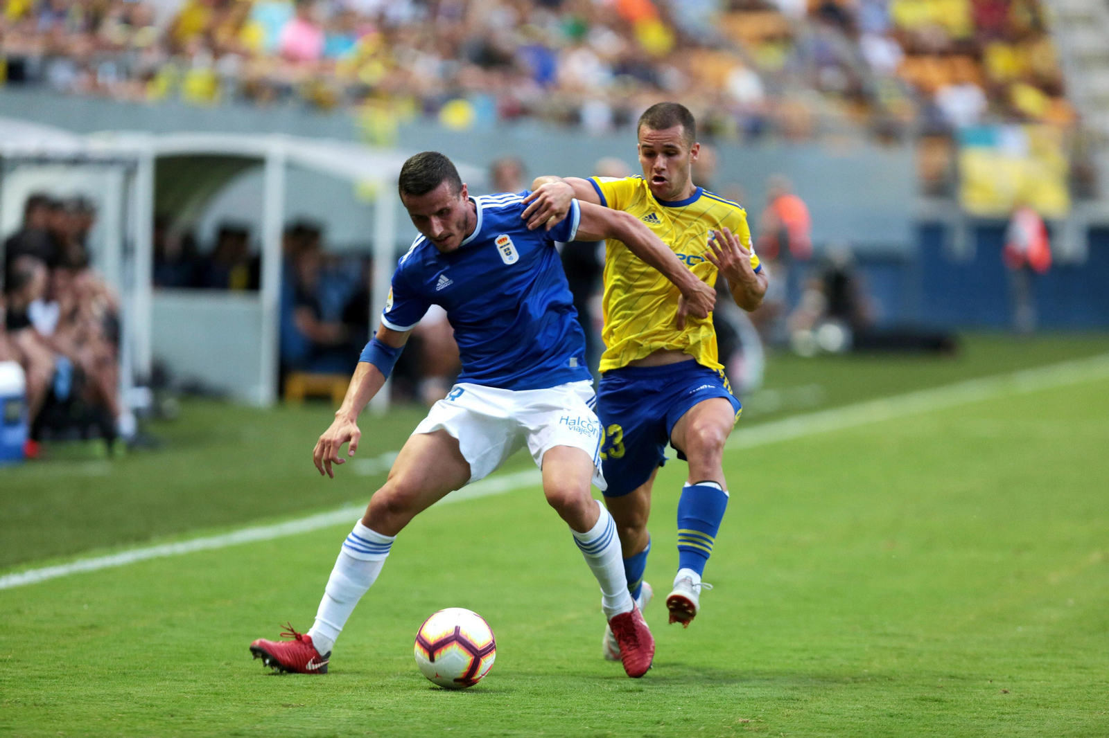 Aketxe presiona a un adversario en el partido de la primera vuelta.