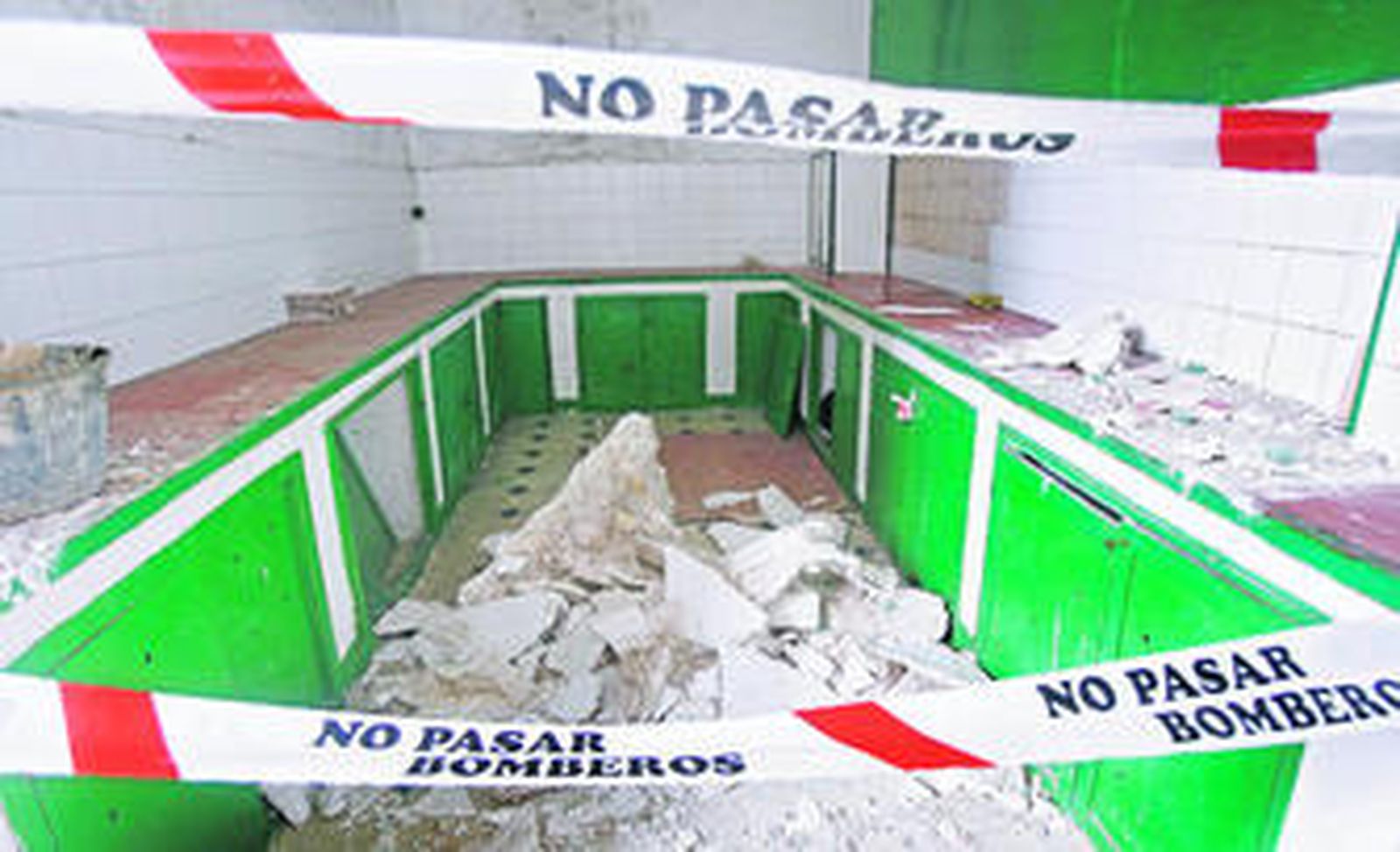 La inspección trata de prevenir sustos como éste, el desprendimiento del techo en una cocina.