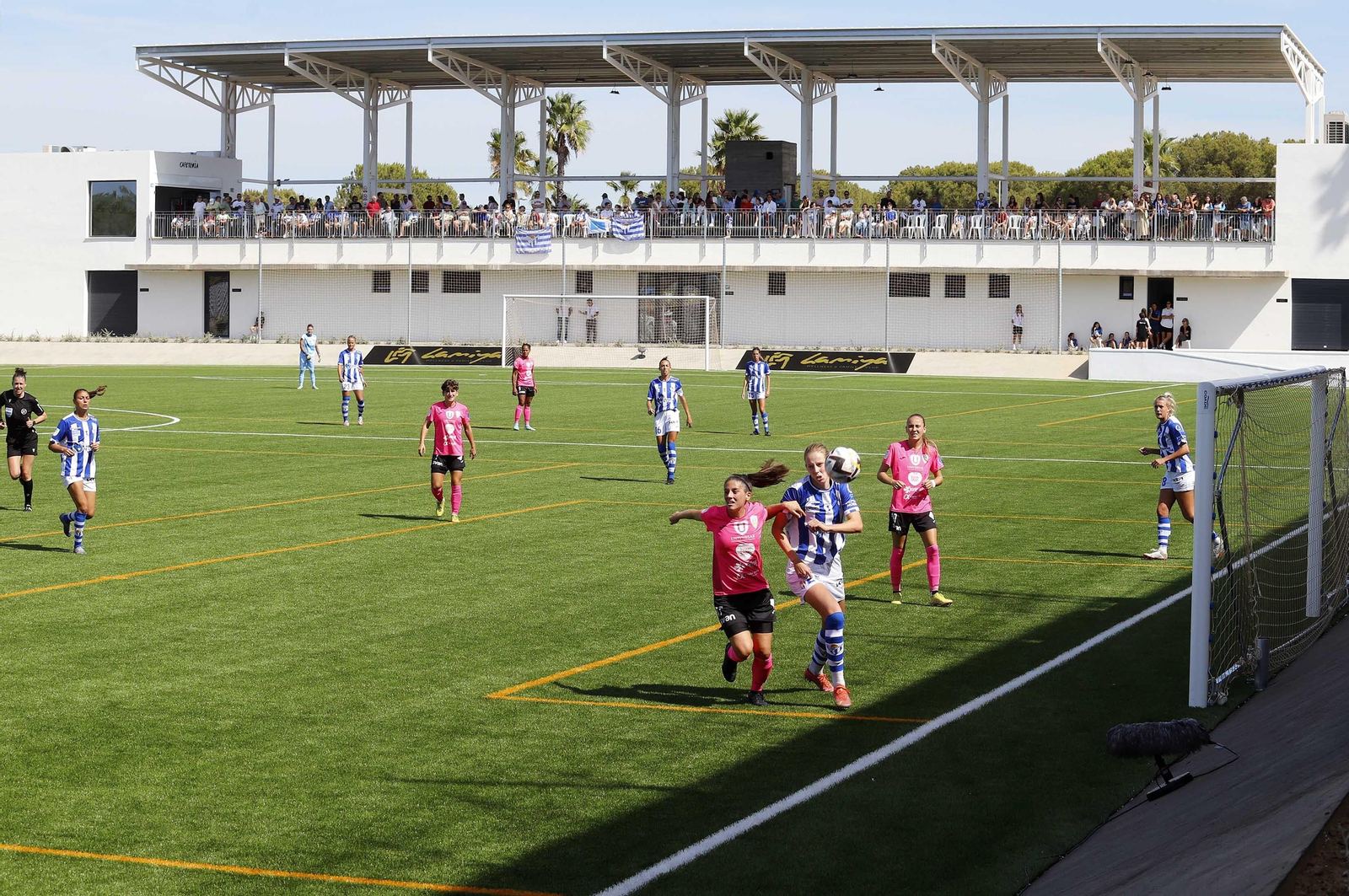 El Sporting jugando un partido en las instalaciones de Lamiya. El Sporting jugando un partido en las instalaciones de Lamiya.