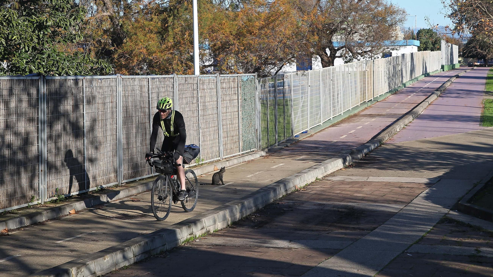 Un hombre hace deporte en Algeciras.