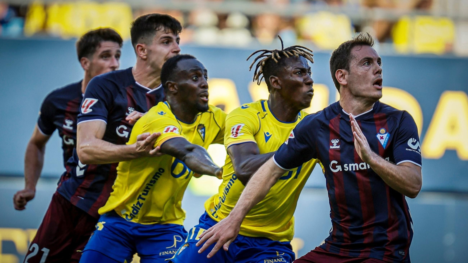 Un lance del partido Cadiz-Eibar.