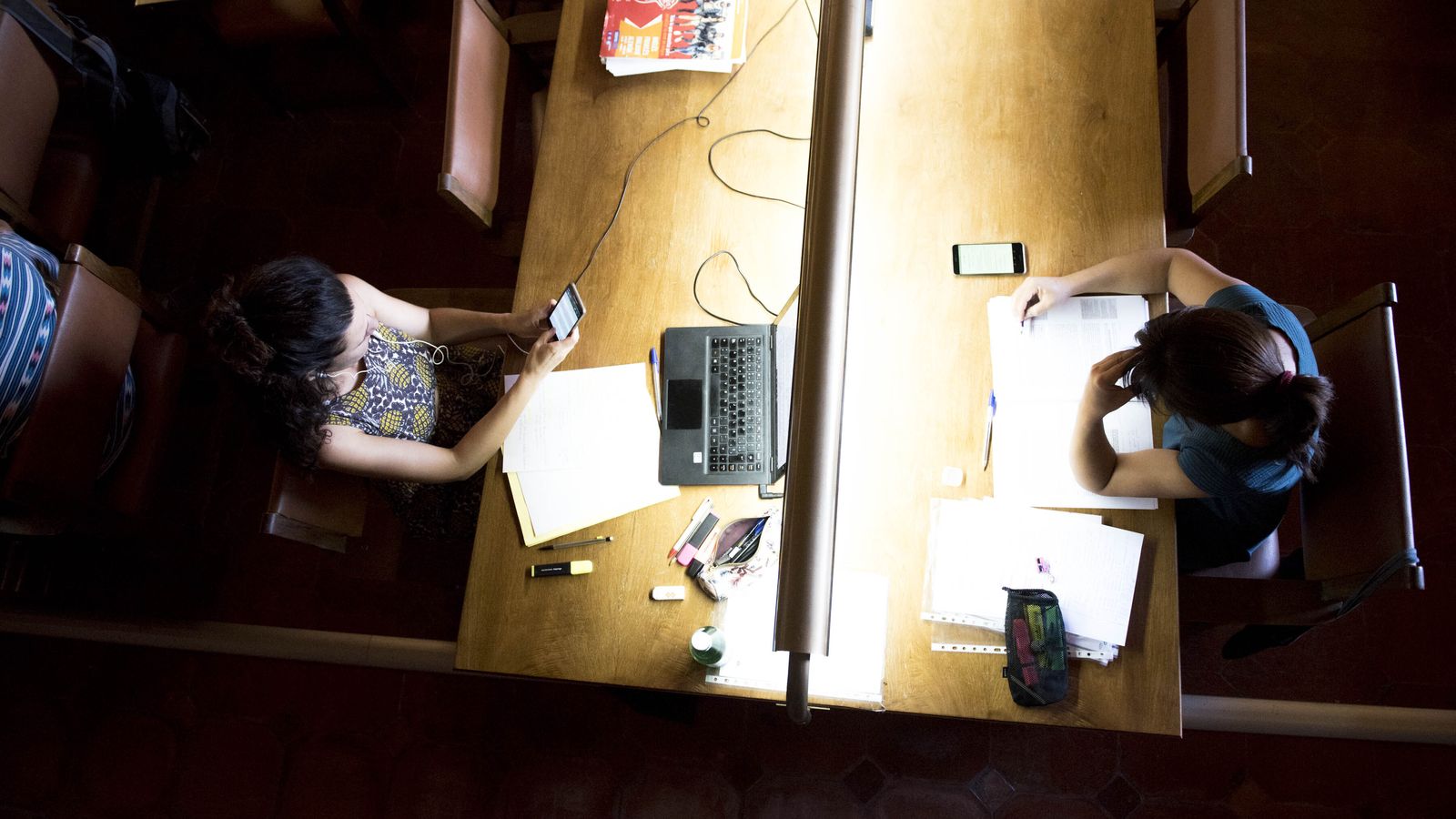 Dos jóvenes en una biblioteca, en una imagen de archivo.