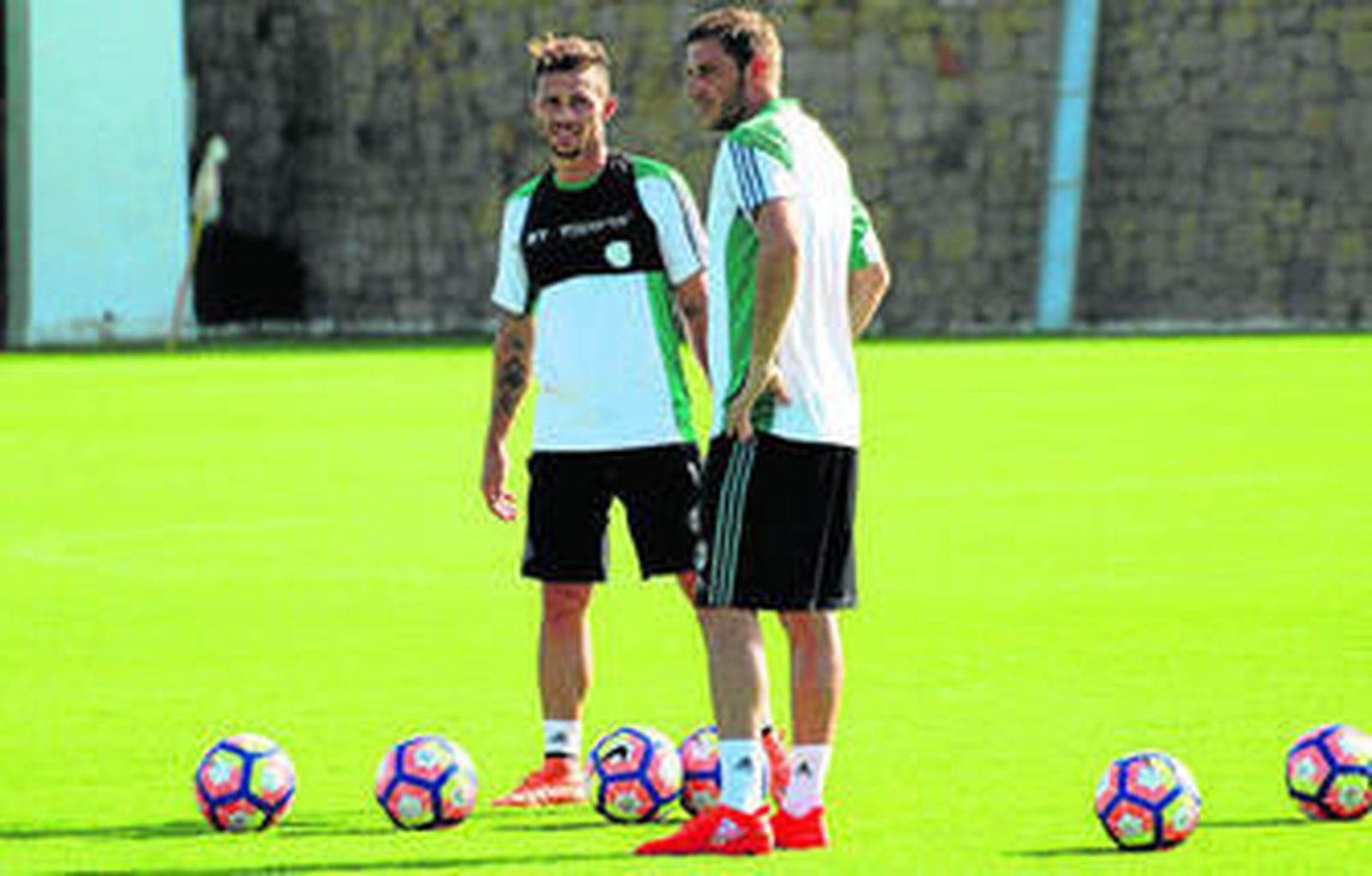 Rubén Castro y Joaquín, durante uno de los ejercicios físicos realizados en una intensa sesión matinal.