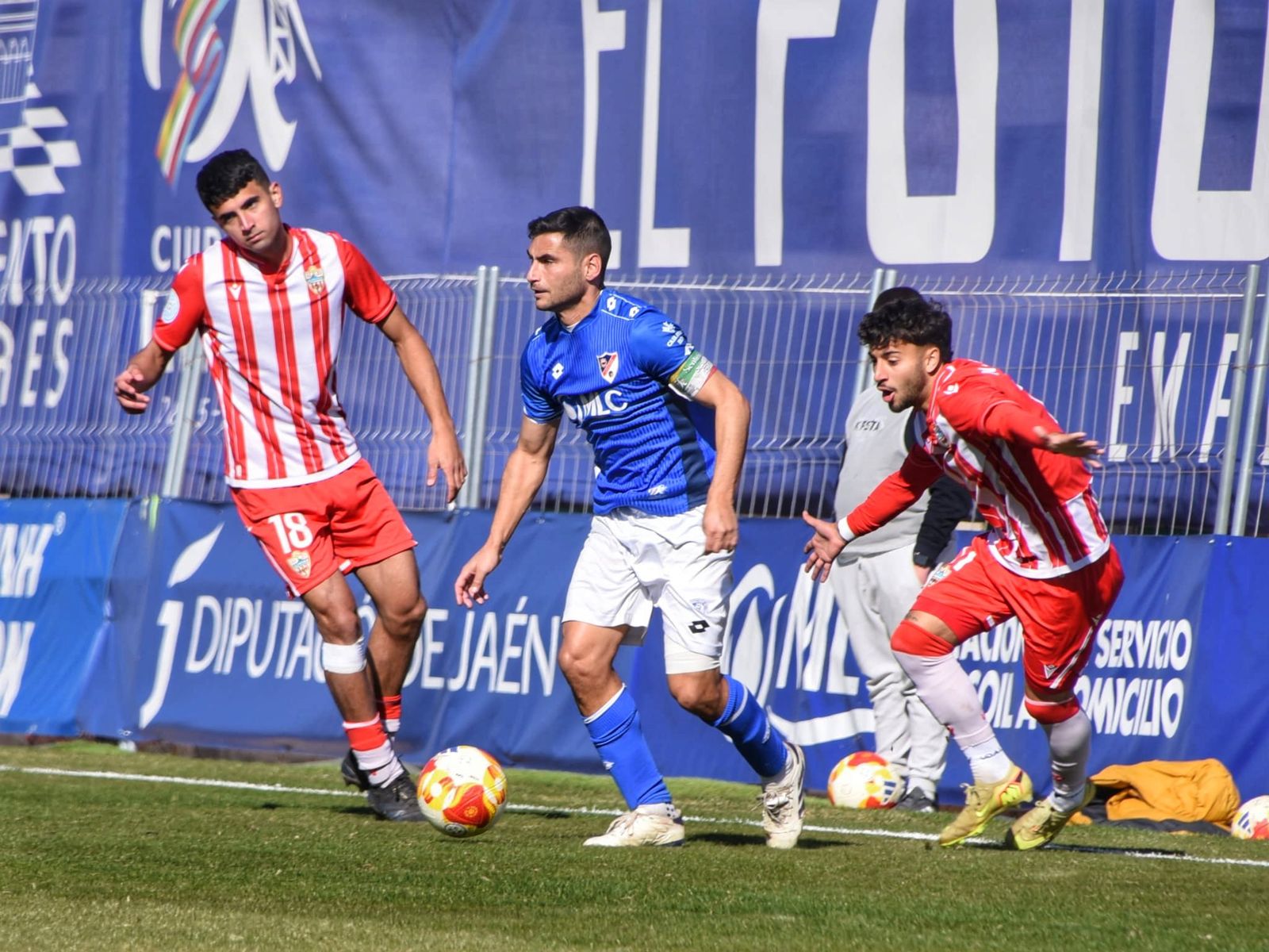 Nico Fernández y Asirón presionan a un jugador azulillos durante una acción del segundo tiempo.