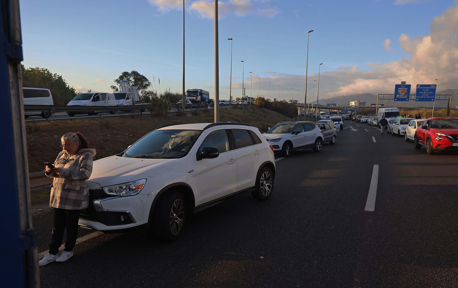 Imágenes del corte de la A7 por los huelguistas de Acerinox tras las negociaciones en el Consejo Andaluz de Relaciones Laborales