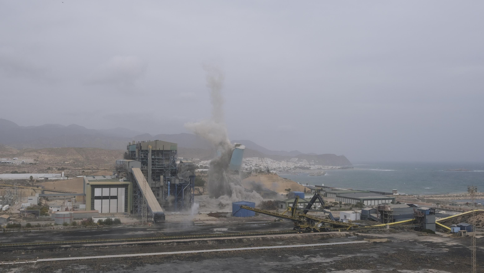 El derribo de la Torre Litoral de Endesa en Carboneras, en imágenes