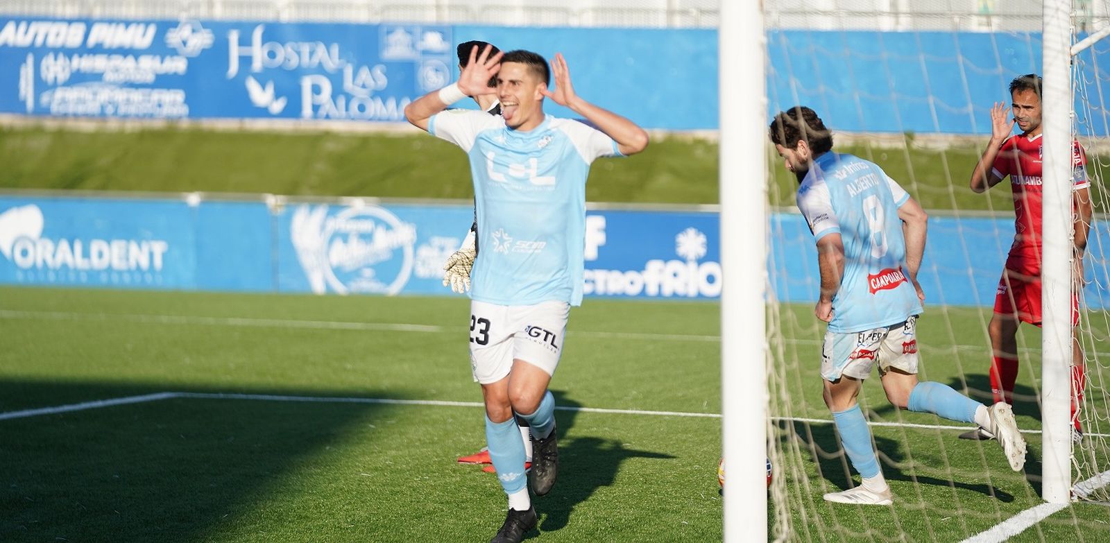 Diego Canty celebra el 1-0 del Ciudad de Lucena ante el Castilleja.