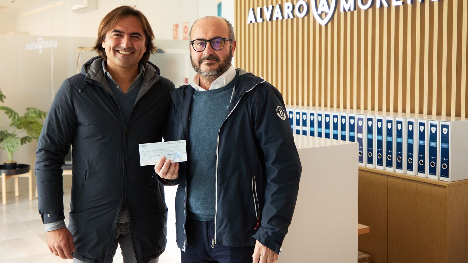 Álvaro Moreno entrega el cheque de 10.000 euros a Down España.